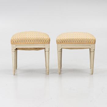 Taburetter, ett par, gustavianska, omkring 1800.