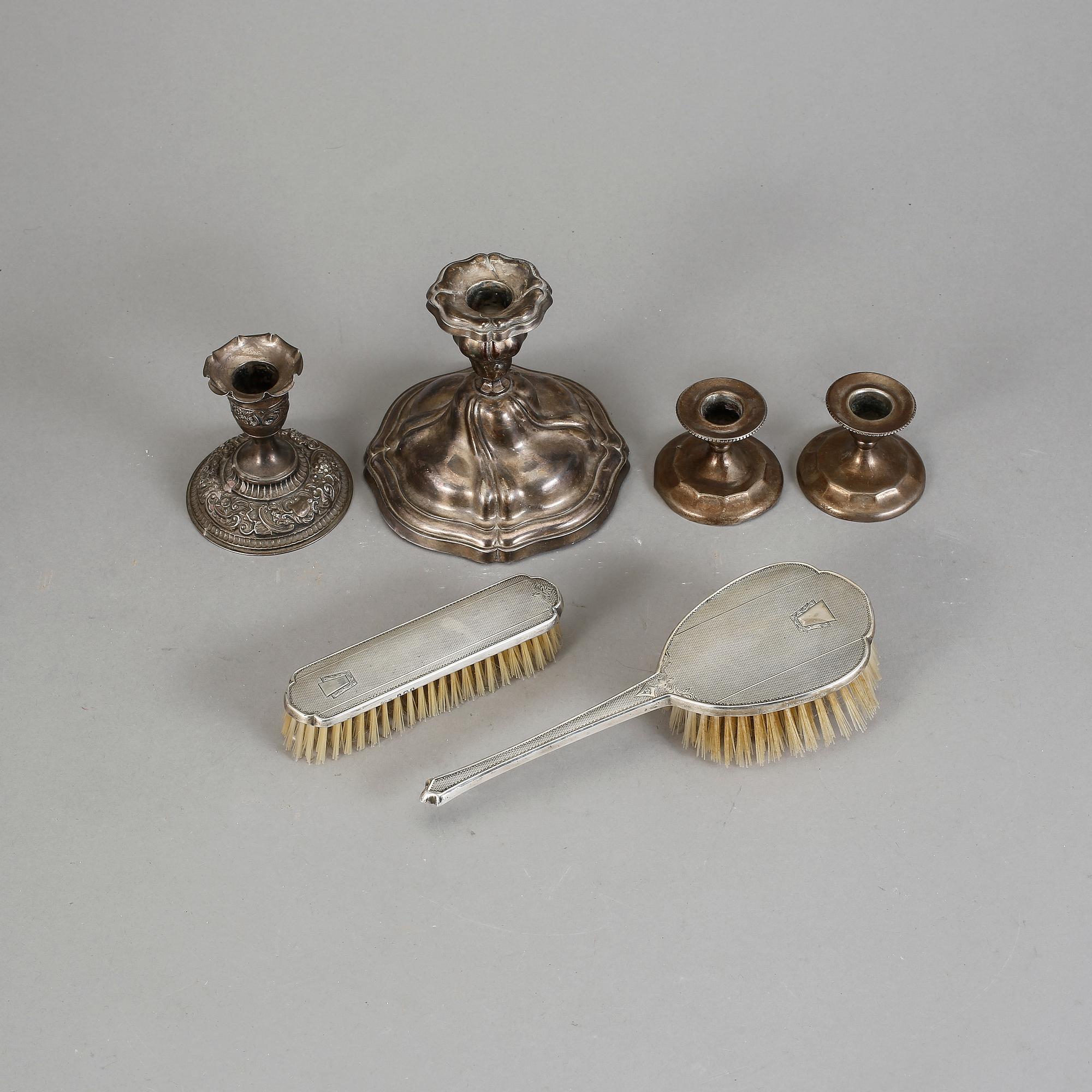 PARTI SILVER, 1900-tal, Tyskland och England. 6 delar varav 4 ljusstakar, 1 borste och 1 bordsspegel.