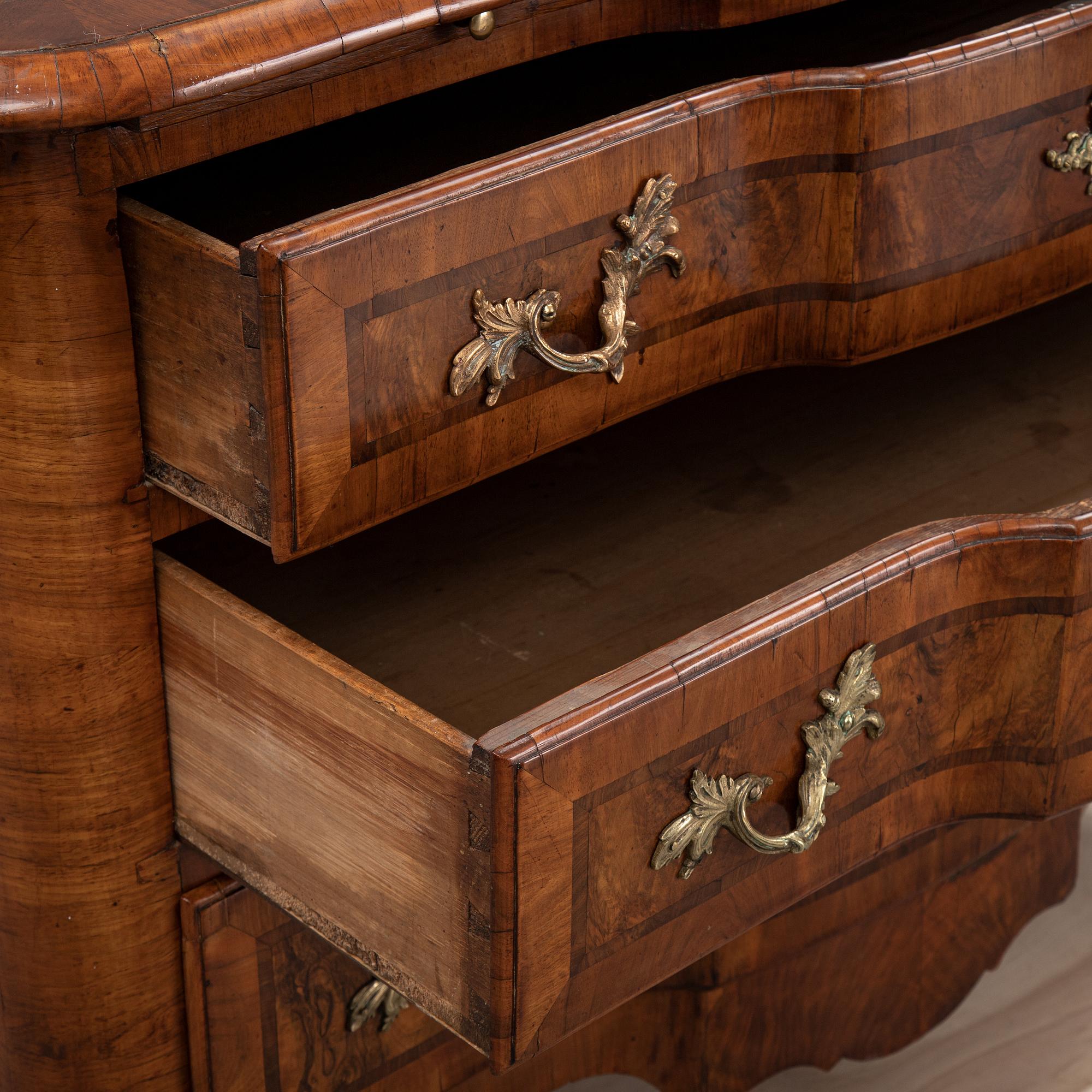 A first half of the 18th Century late Baroque chest of drawers.