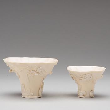 VINOFFERBÄGARE, två stycken, blanc de chine. Qingdynastin, Kangxi (1662-1722).