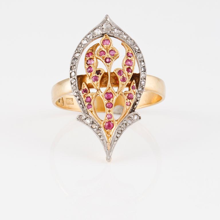 RING, 20K guld, med fasettslipade rubiner och diamanter, W.L. Göteborg, 1869. Vikt 4,9 gram.