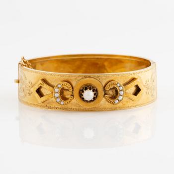 Bracelet, 18K gold with a half-pearl and seed pearls, late 19th century.