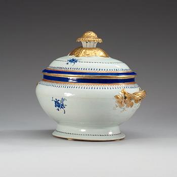 TERRIN med LOCK och FAT, porslin. Qing dynastin, Jiaqing (1796-1820).