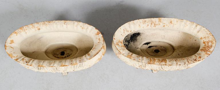 TRÄDGÅRDSURNOR, 1 par, gjutgods, samtida.