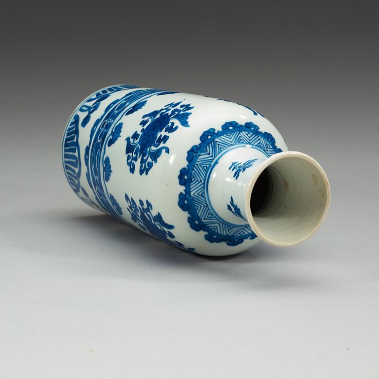 A blue and white flask, Qing dynasty, Kangxi (1662-1722).