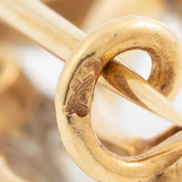 Brooch 18K gold with pearls and rose-cut diamonds.