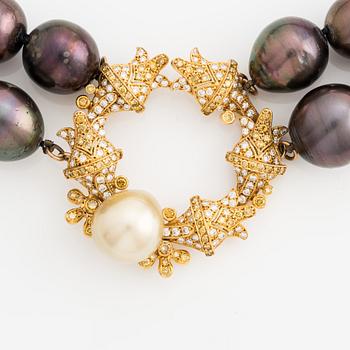 A pearl necklace with a pendant.
