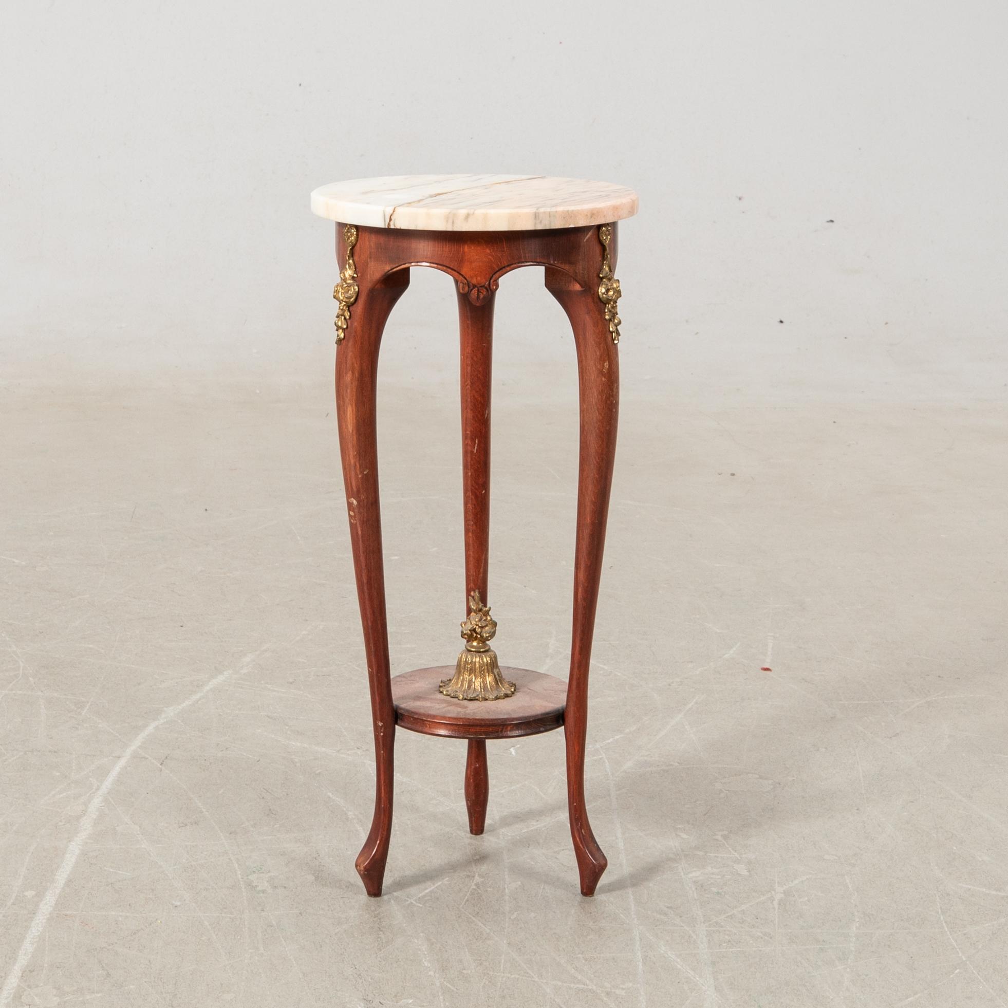 Pedestal Louis XV style, first half of the 20th century.