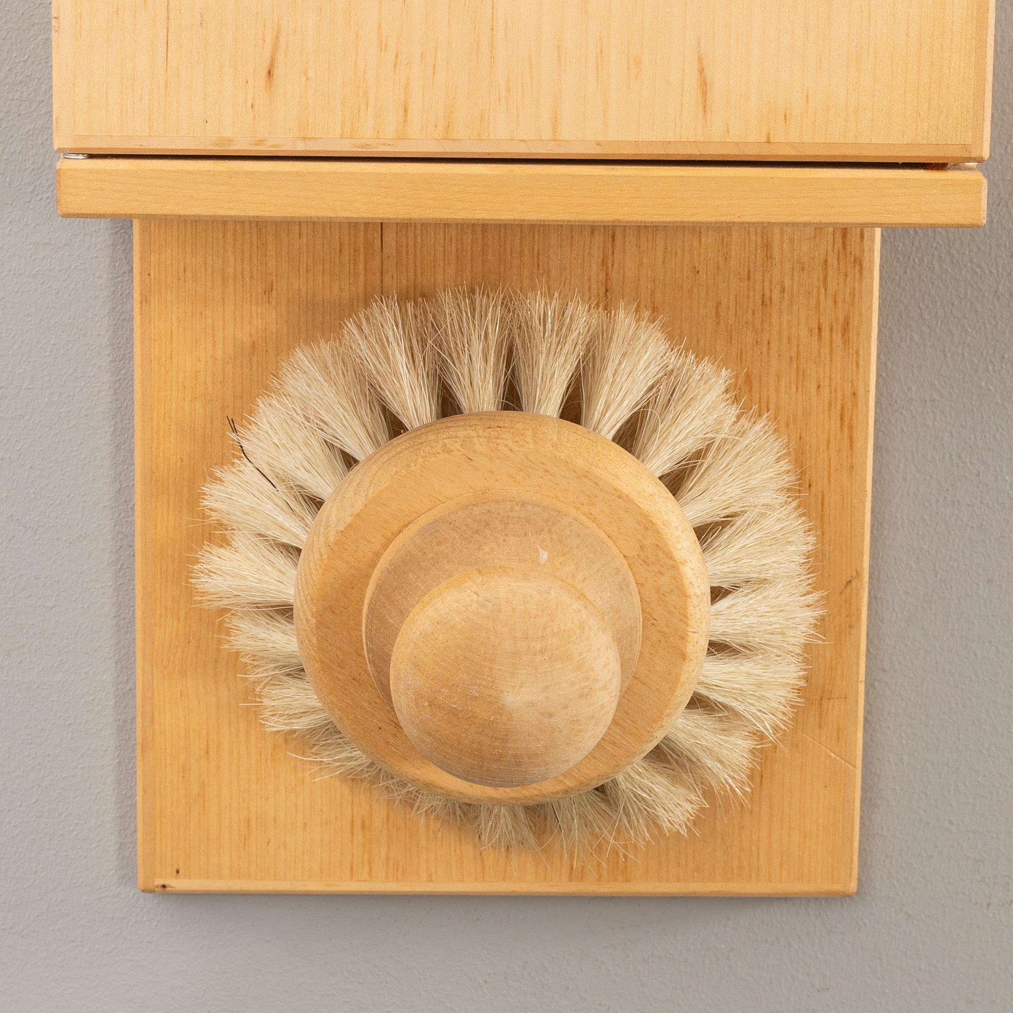 VÄGGSKÅP MED BORSTE, Märkt Carl Malmstens Verkstadsskola Stockholm.