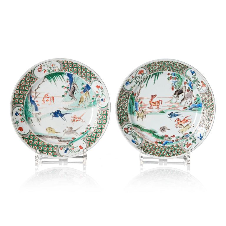 A pair of famille verte dishes with Wang Mu's eight horses, Qing dynasty, Kangxi (1662-1722).