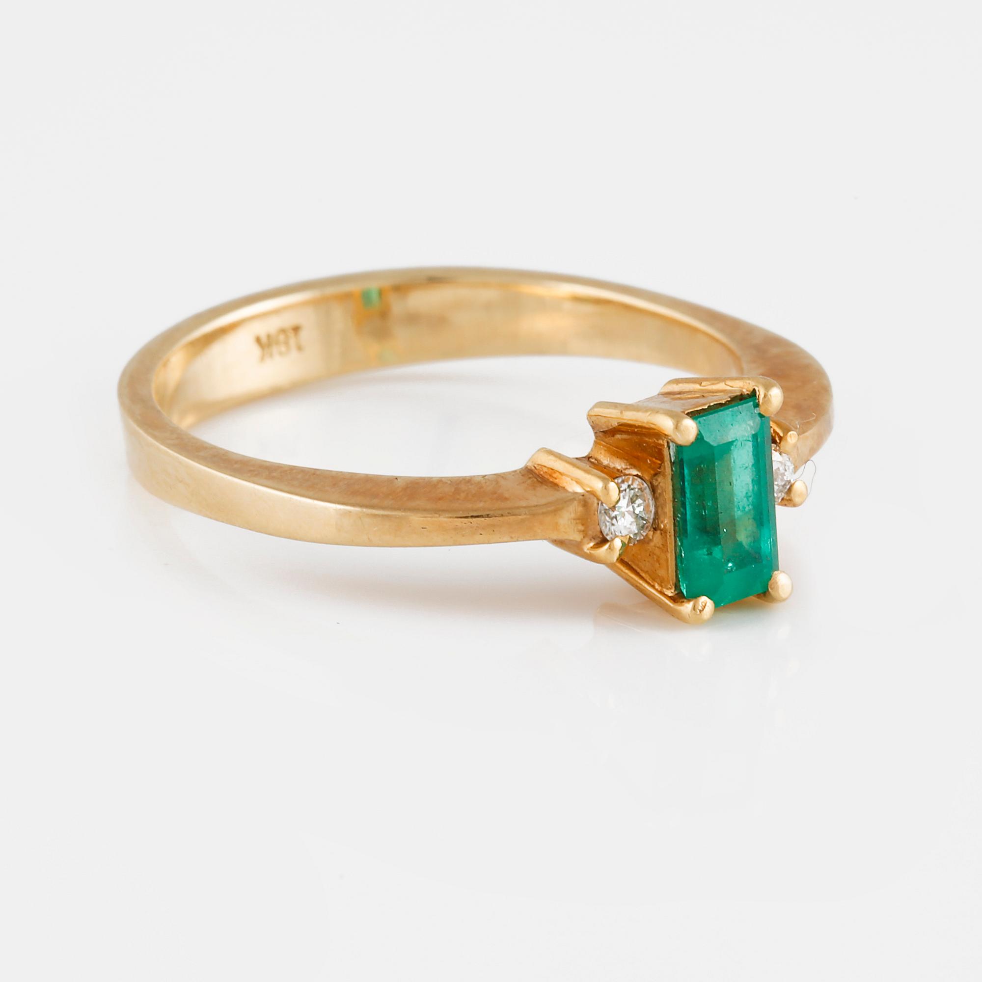 RING, 18K guld med Colombiansk smaragd samt 2 briljantslipade diamanter totalt ca 0,06 ct. Vikt 3,5 gram.