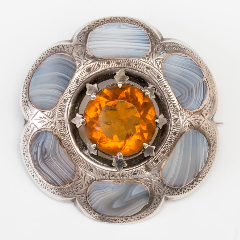 A BROOCH set with amber coloured paste and agate.