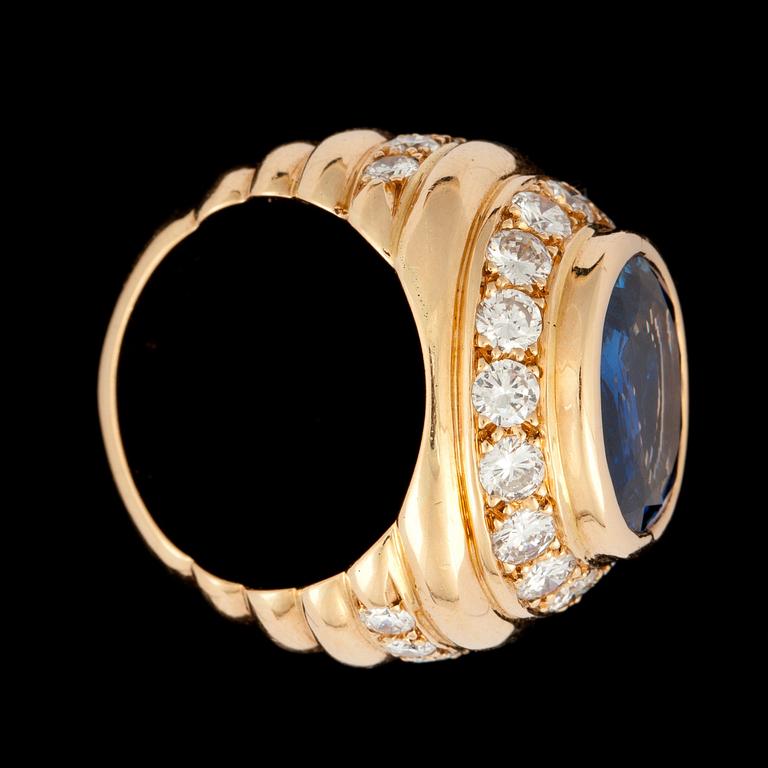 RING, 18k guld med safir, ca6.00ct och diamanter tot ca2.10ct. Rene Boivin.