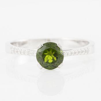 Ring in 18K white gold with chrome diopside and brilliant-cut diamonds.