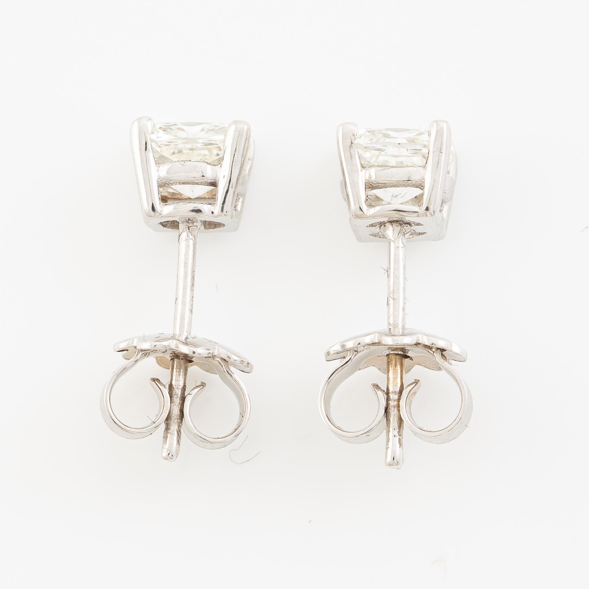 Earrings, a pair, 18K white gold with cushion-cut diamonds totalling 1.44 ct, accompanied by GIA dossier.