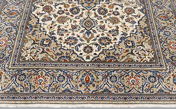 A carpet, Kashan, ca 305 x 205 cm.