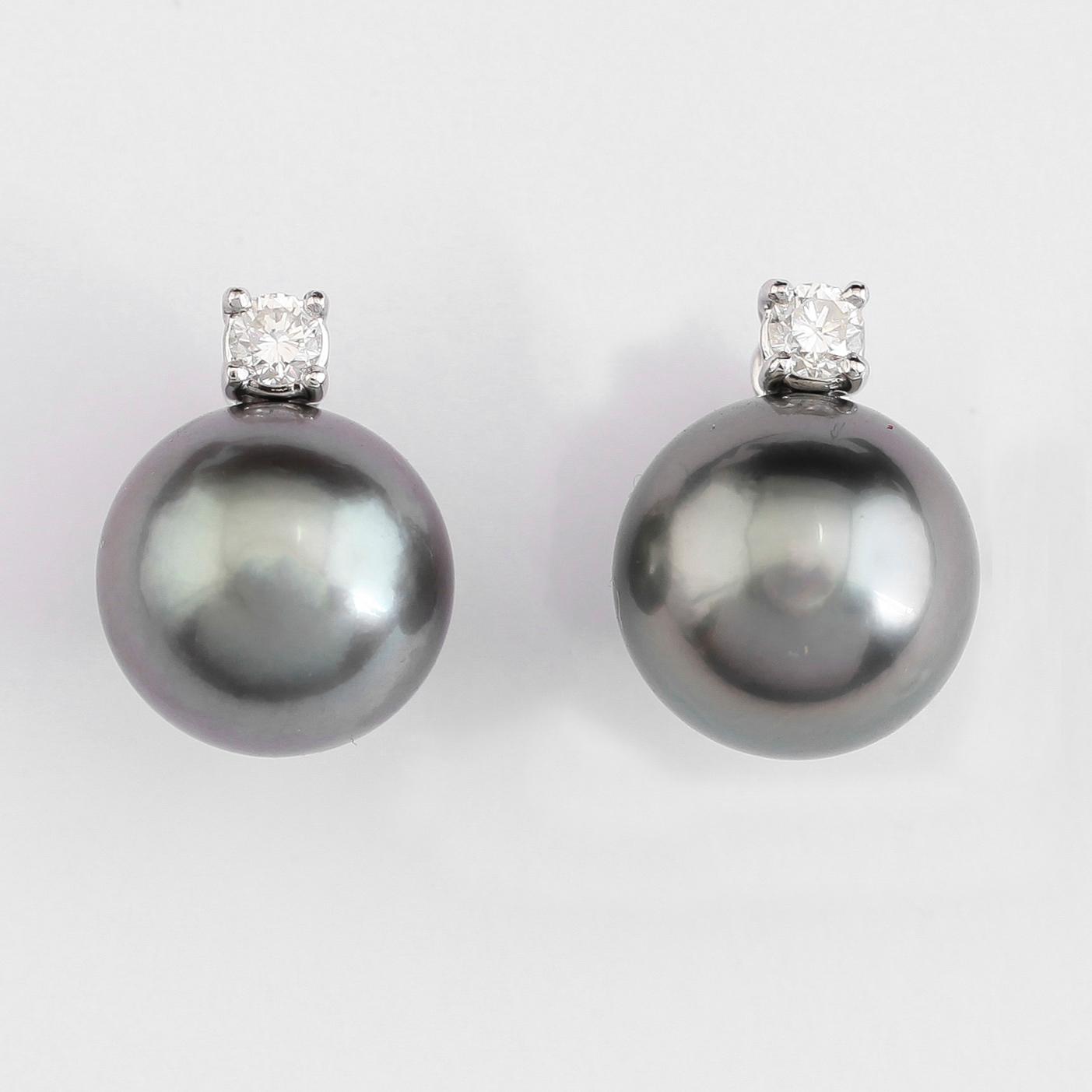 ÖRHÄNGEN, 1 par, 18K vitguld, diamanter tot ca 0.35 ct, gråblå Tahitipärlor.
