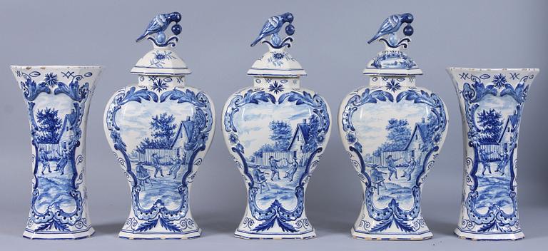 VASER, ett par samt LOCKURNOR, 3 st, fajans, Holland, 1800/1900-tal.