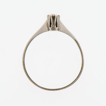 RING, briljantslipad diamant, 18K vitguld. Risto Karstela, Helsingfors 1980.