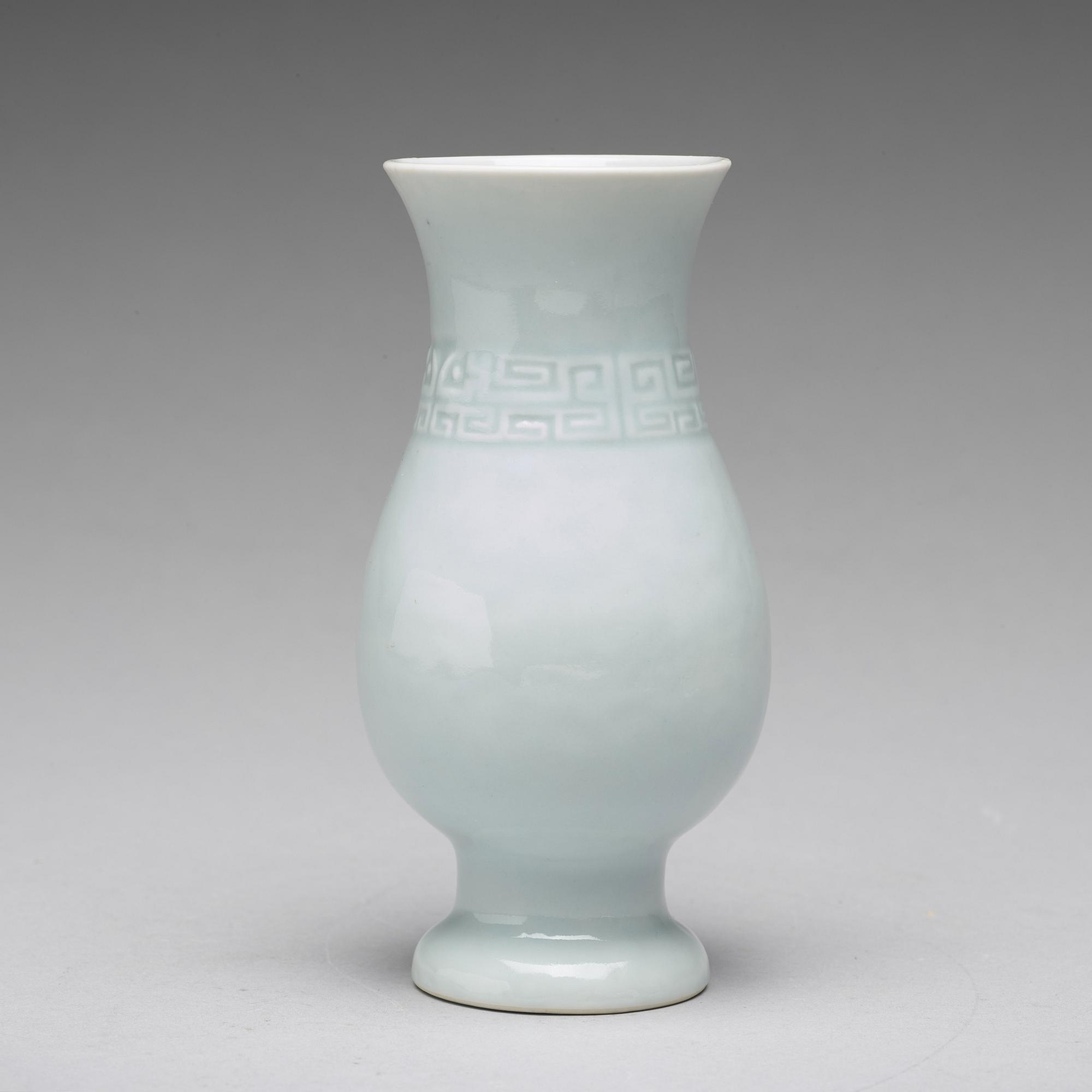 VAS, porslin. Qingdynastin, troligen 1800-tal.