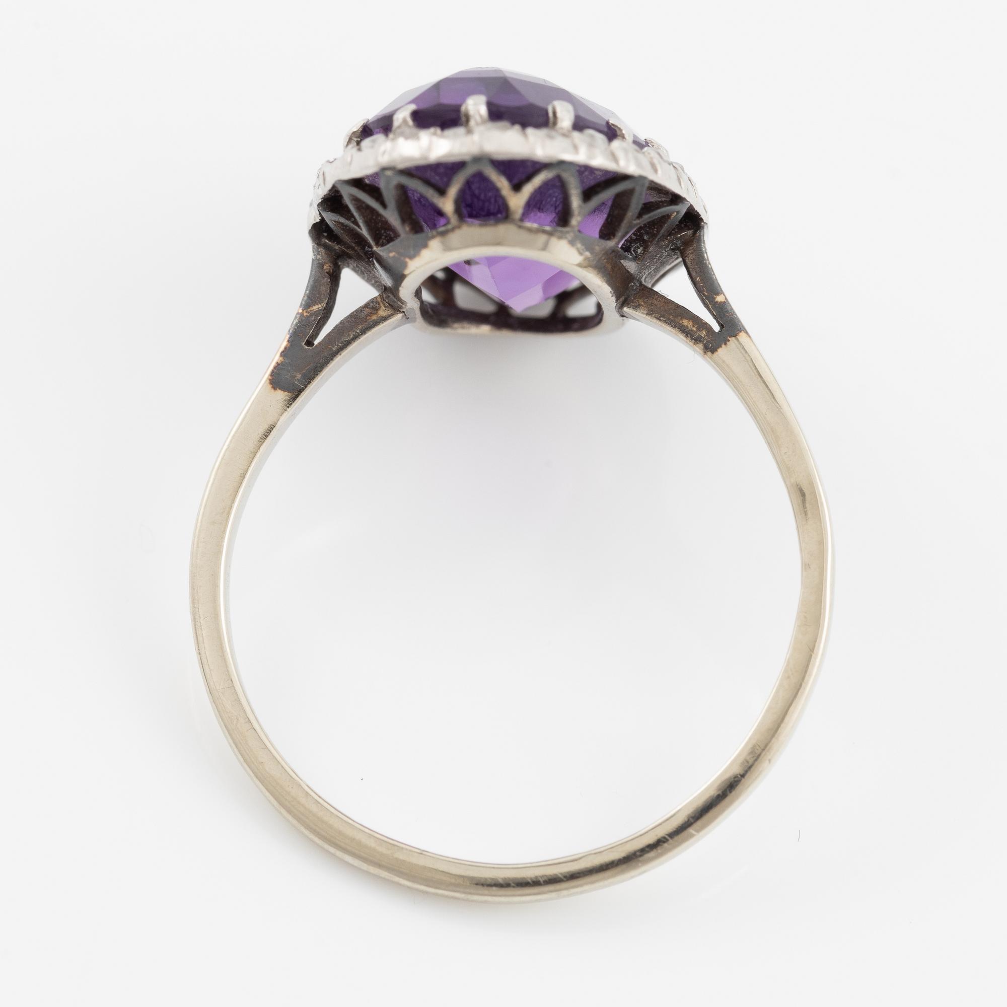 Ring in 18K white gold set with a faceted amethyst and rose-cut diamonds.