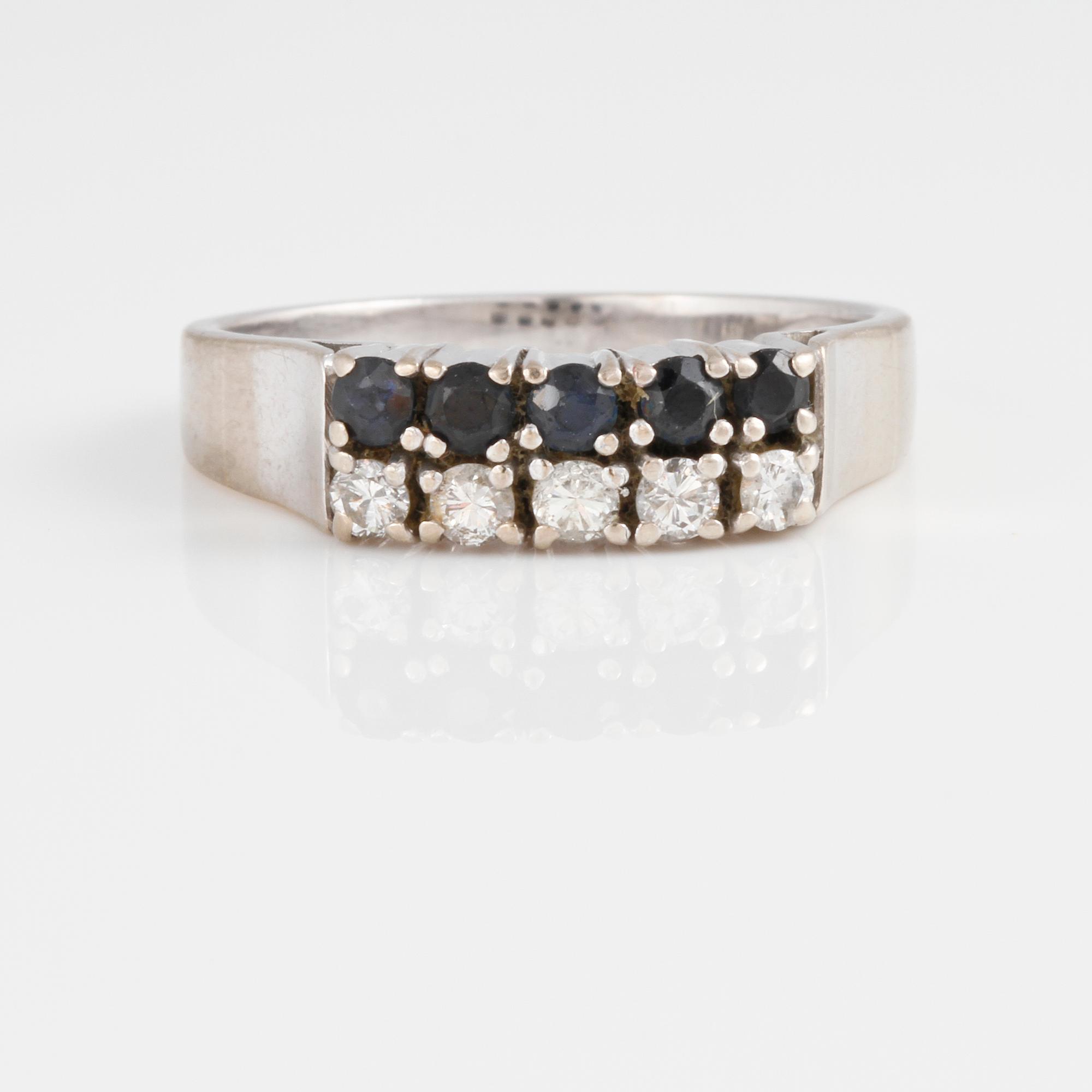 RING, 18K vitguld med briljantslipade diamanter samt  fasettsliapde blå safirer. Vikt 4,6 gram.