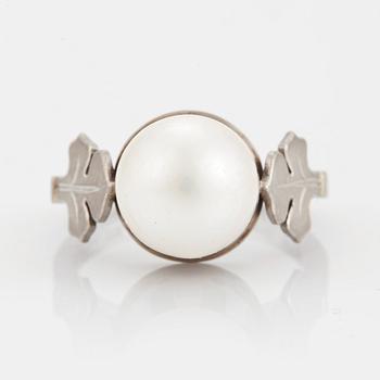 Wiwen Nilsson, ring, 18K vitguld med pärla, Lund 1958.