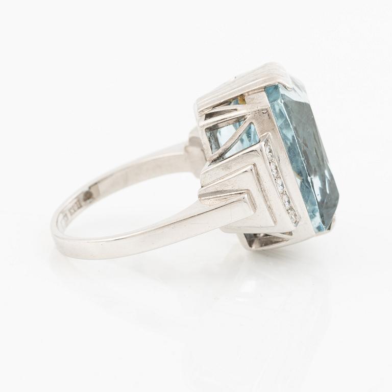 Cocktailring  18K vitguld med akvamarin och runda briljantslipade diamanter.