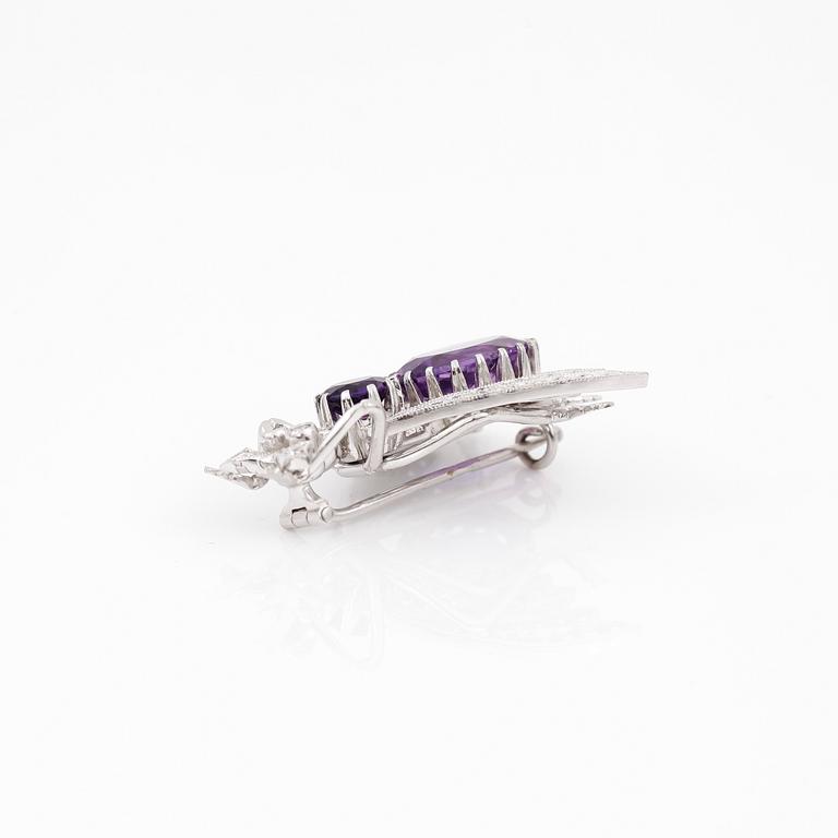 BROSCH i form av en fluga med ametister samt diamanter totalt ca 0.96 ct.