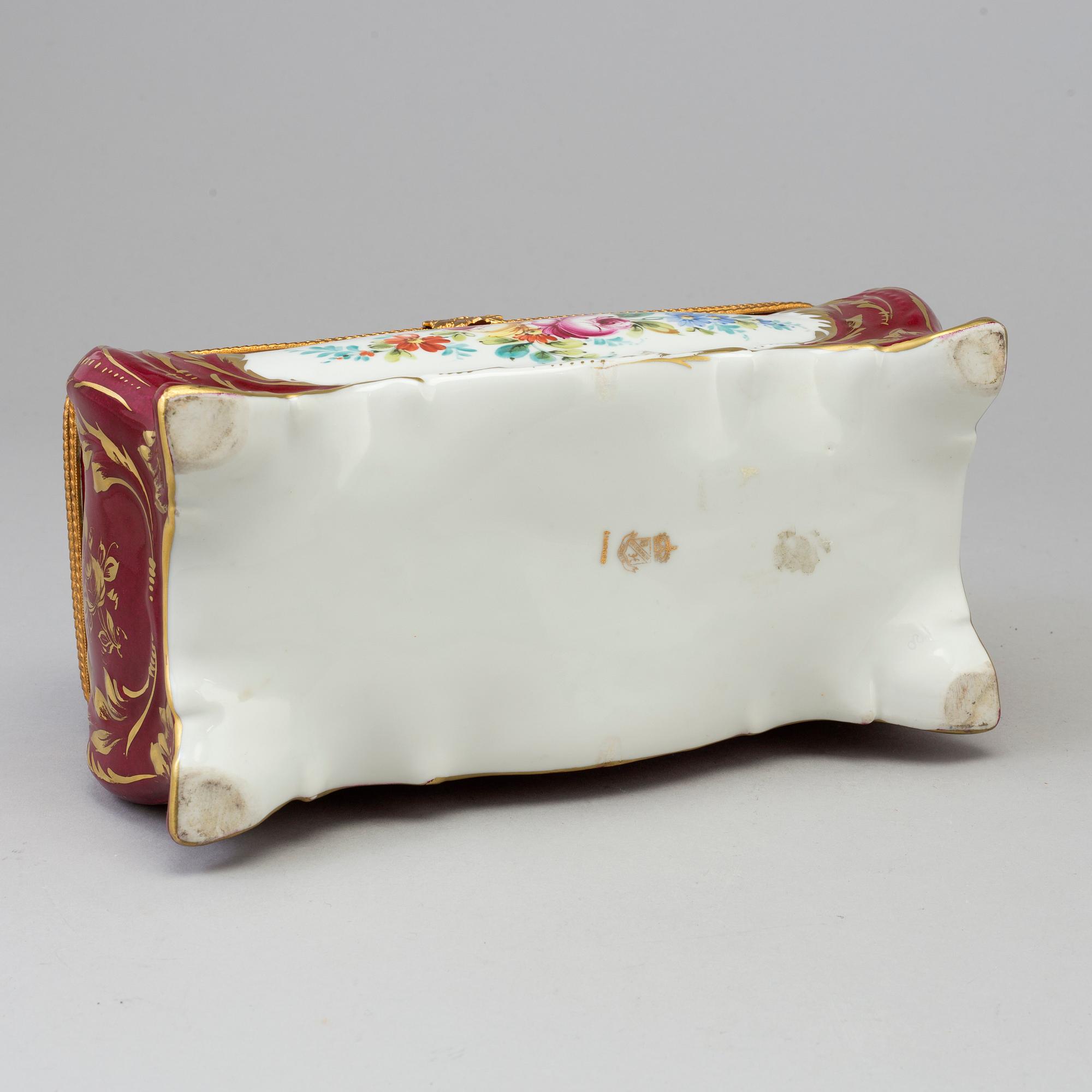 A LIMOGES PORCELAIN BOX, MID 20TH CENTURY.