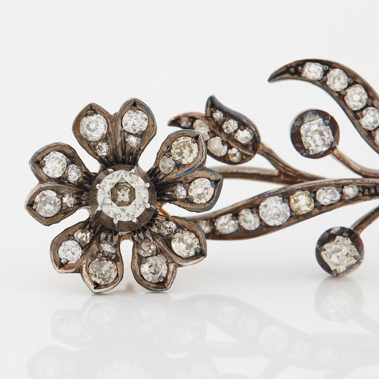 A brooch in the form of a flower set "en tremblant".