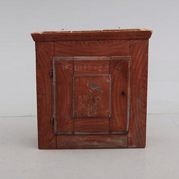 HÄNGSKÅP, allmoge, 1800-tal.