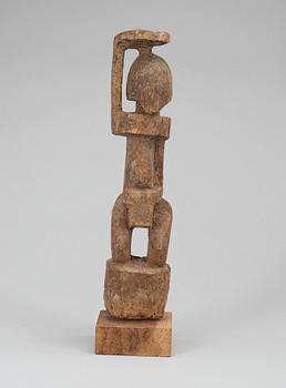FETISCH. Trä. Tellem/Dogon-stammen. Mali 1800-talets mitt - andra hälft. Höjd 30,5 cm.