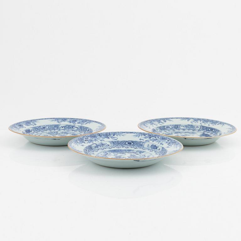 Three blur and white porcelain plates, China, Yongzheng (1723-35).