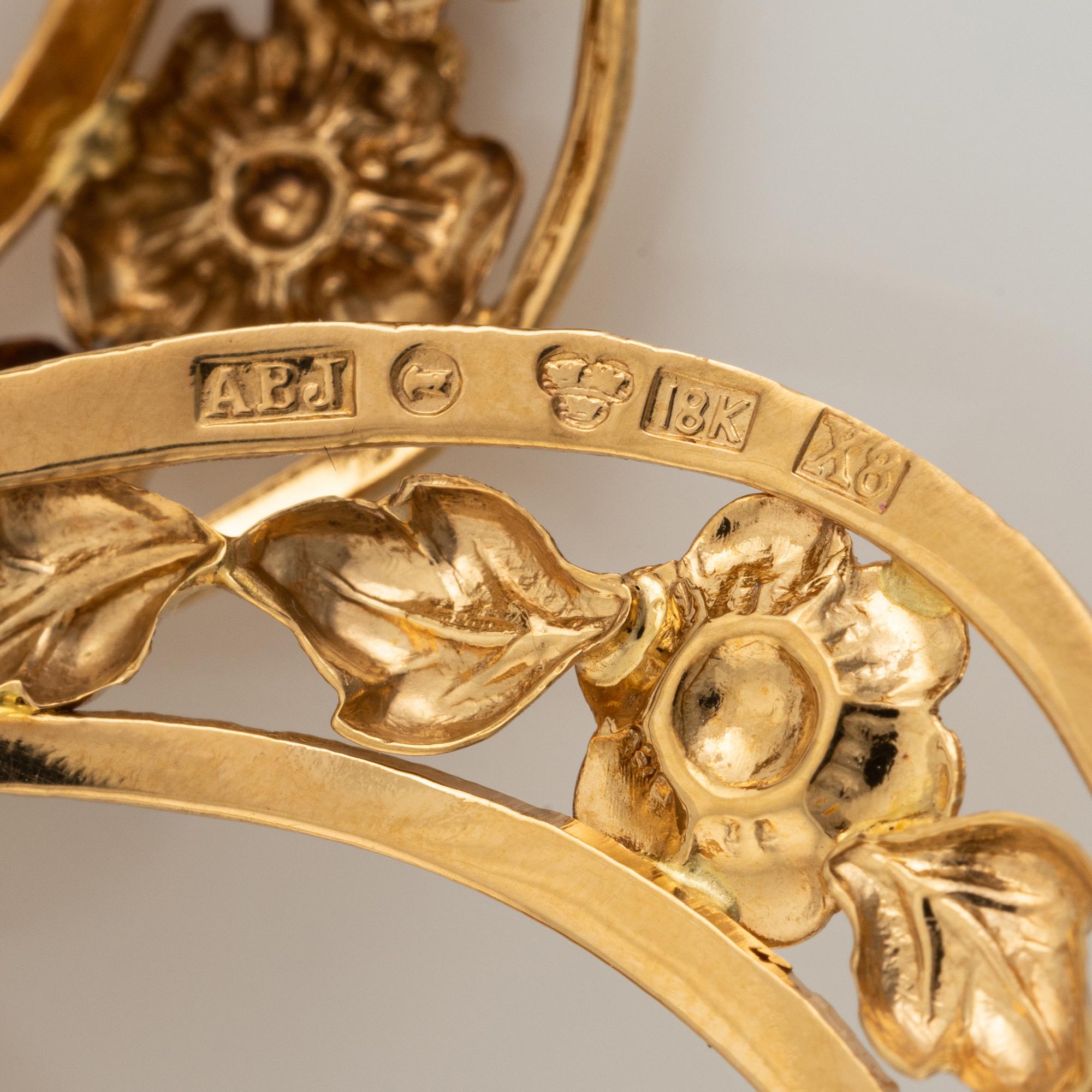 18K gold bow brooch.