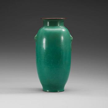 A green ge-glazed vase, Qing dynasty (1664-1912).