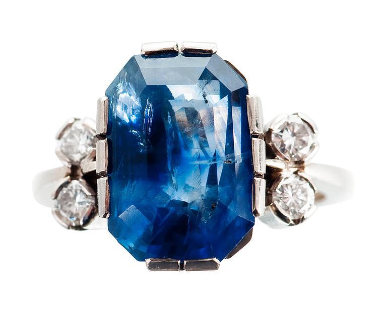 RING, 18K vitguld, safir, diamanter. T. Tillander 1980. Vikt ca 7,4 g.