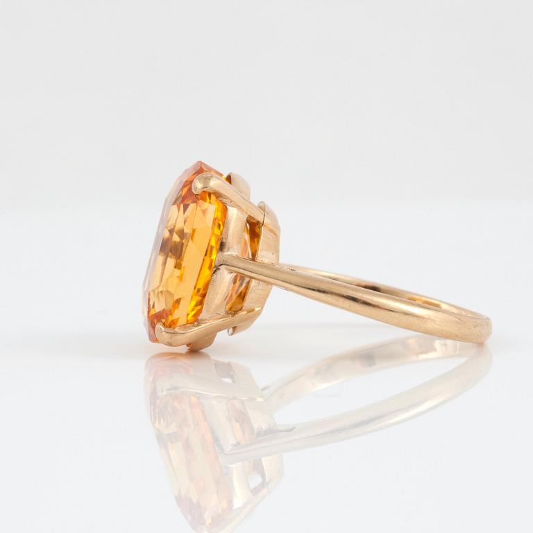 RING med obehandlad gul safir 14.10 ct.