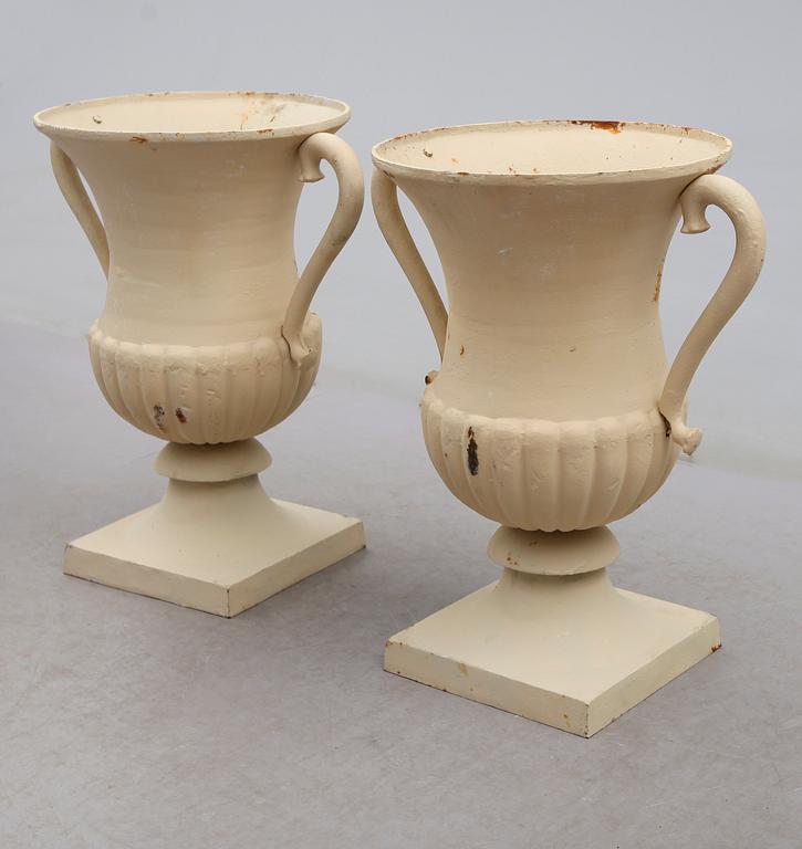 TRÄDGÅRDSURNOR, 1 par, gjutjärn, 1900-tal.