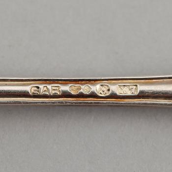 KAFFESKEDAR, 12 st samt SOCKERTÅNG, silver, 1920-tal. Vikt ca 190 gram.