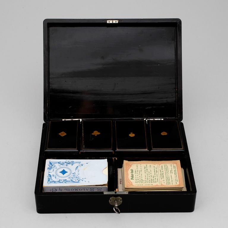 SKRIN med KORTSPEL samt MARKER, Kina, 1900-tal.