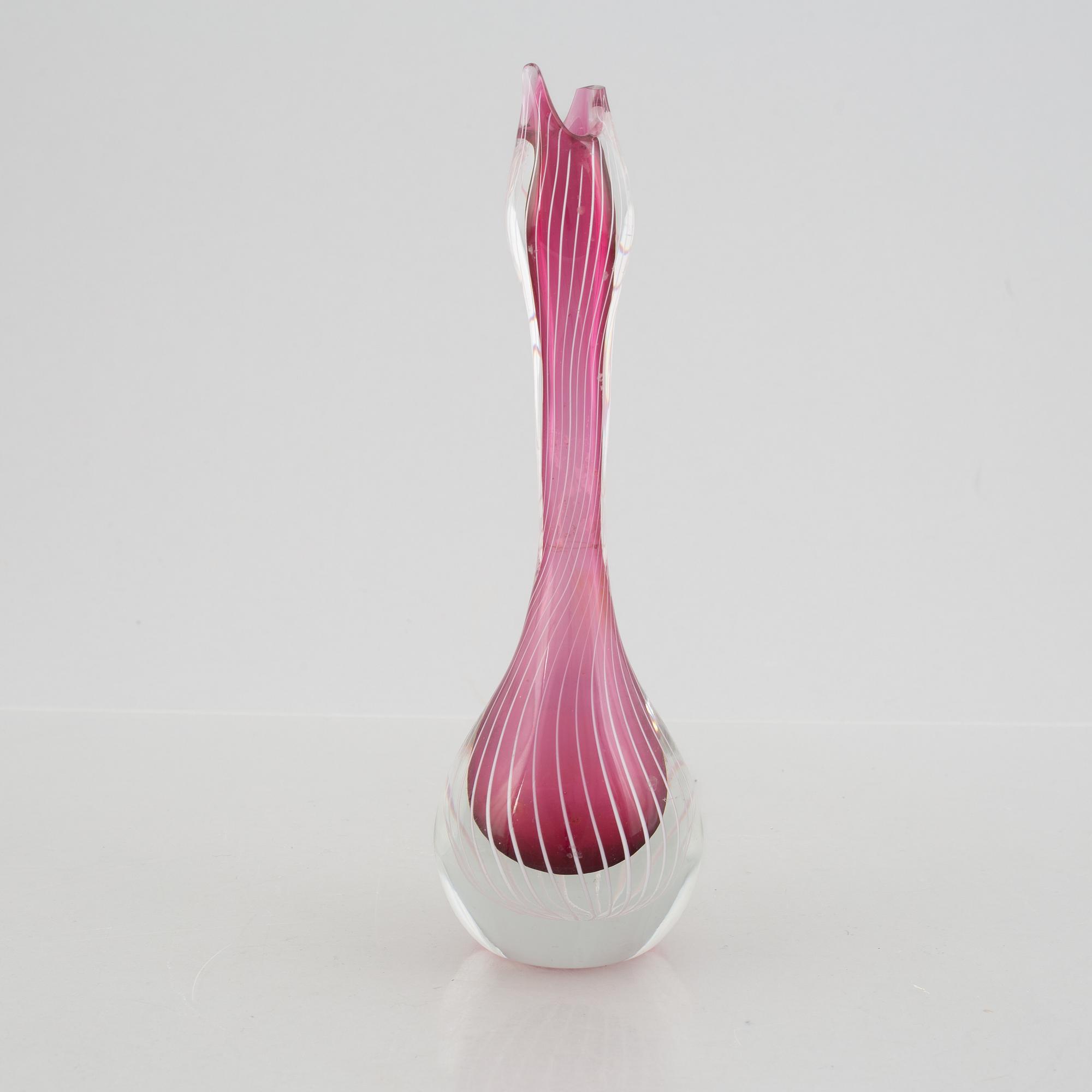 Vaser, 2 st och figurin, glas, bl.a. Vicke Lindstrand, Kosta.