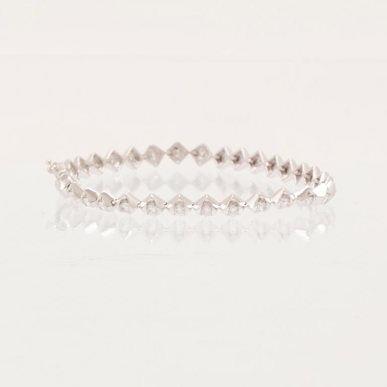 An 18K white gold tennis bracelet with round brilliant-cut diamonds.