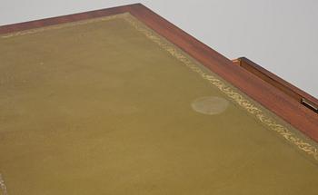 SKRIVBORD. Engelsk stil, 1900-talets andra hälft.