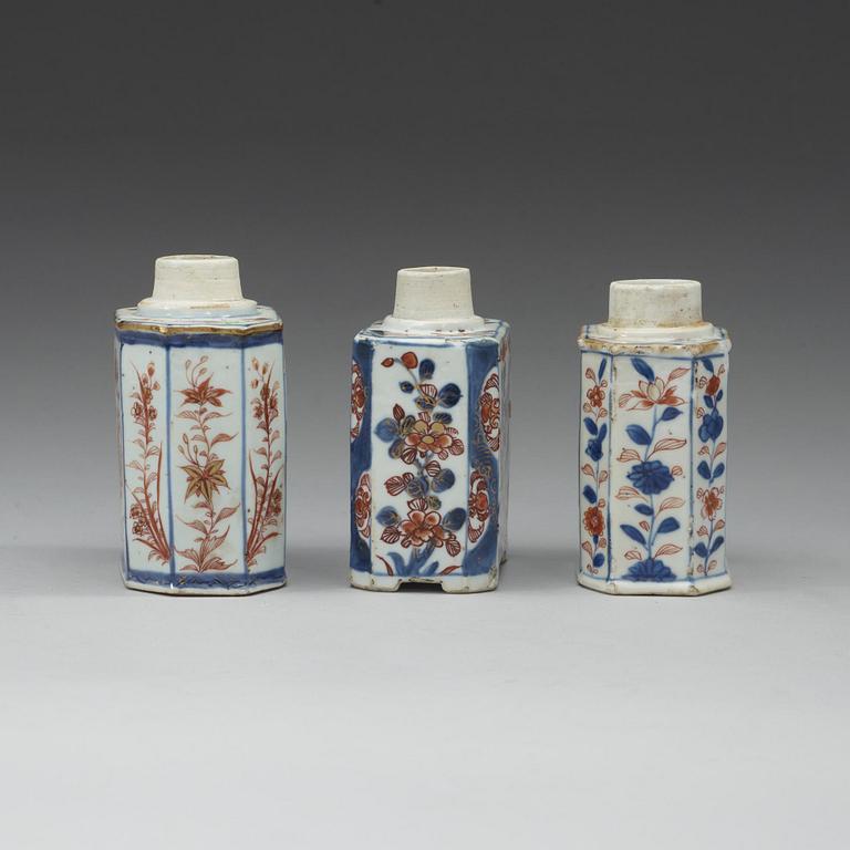 TEDOSOR, tre stycken, porslin. Qing dynastin, Kangxi (1662-1722).
