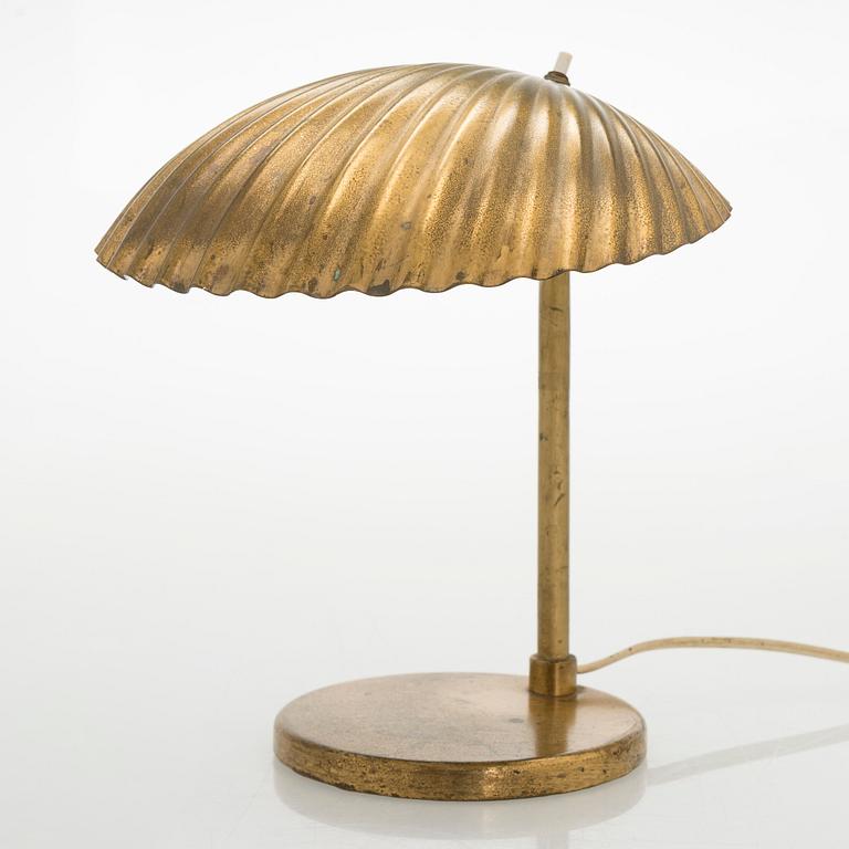Paavo Tynell, a 1940s '5321' 'The Shell' table lamp for Taito.