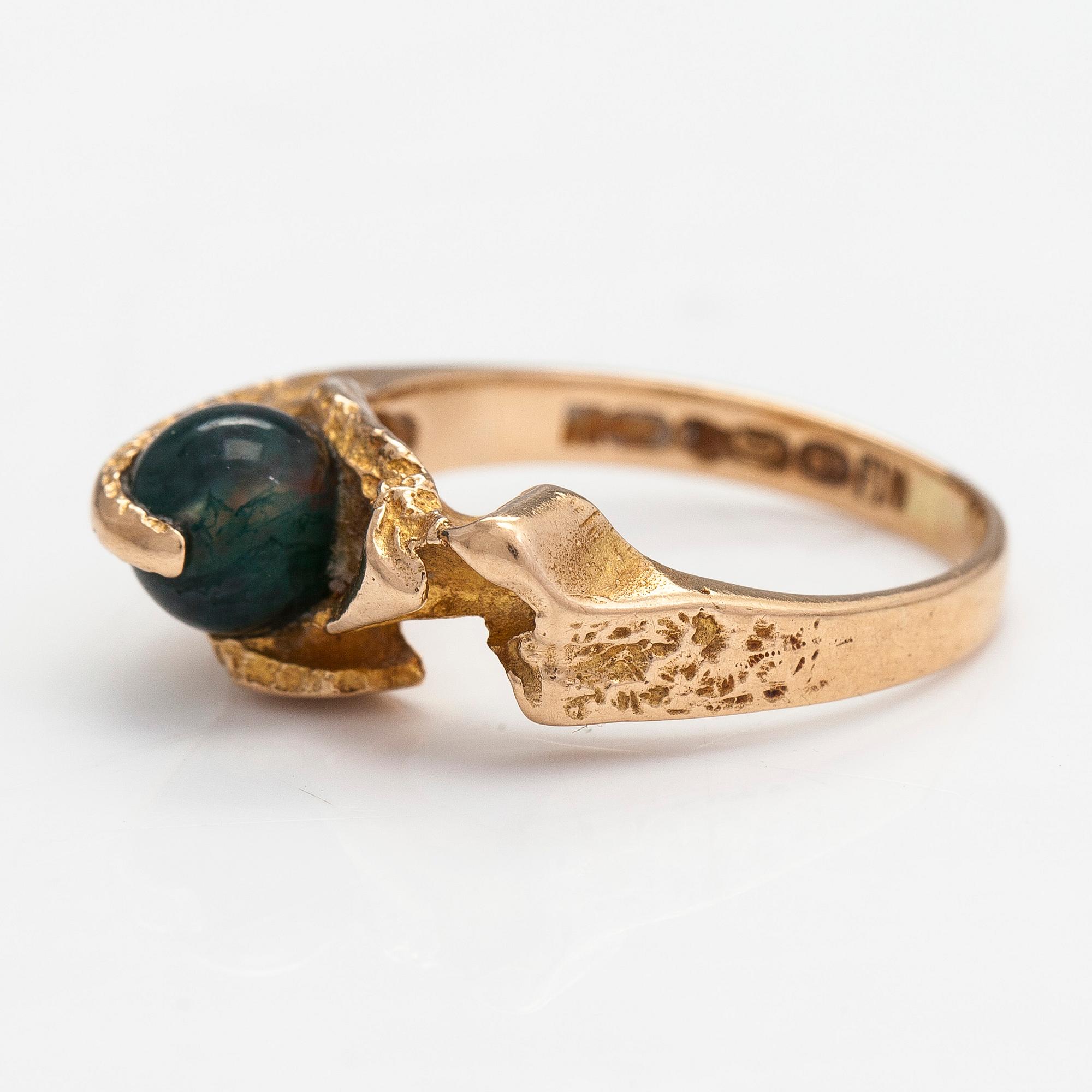 Björn Weckström, Ring "Gömd agat", 14K guld och mossagat. Lapponia 1971.