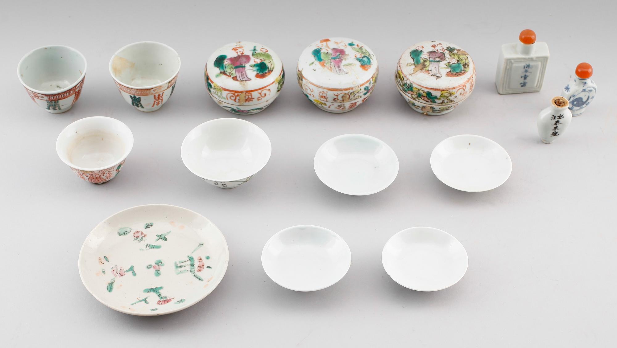 SAMLING PORSLINSFÖREMÅL, 15 delar, Kina, 1800-/1900-tal.