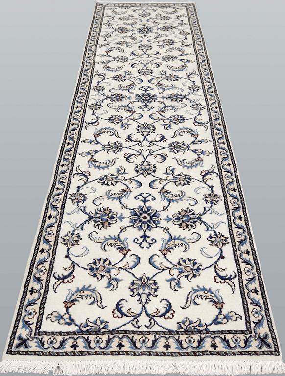 A Nain runner, approx. 290 x 78 cm.