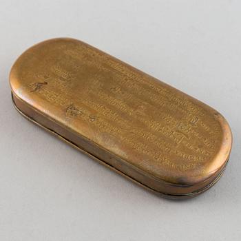 KALENDERDOSA, mässing, daterad 1787.